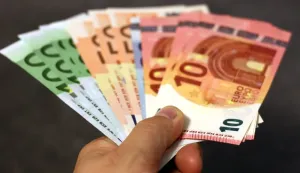 O femeie care se dădea drept broker la o bancă elvețiană a reușit să înșele 24 de persoane și a jucat o parte din bani la cazinou
