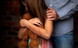 O fetiţă de 13 ani din Timişoara a trecut prin chinuri groaznice timp de cinci ani. A fost abuzată sexual de ambii părinţi