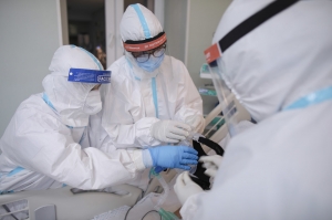 O nouă variantă B1617 a virusului pune pe gânduri medicii. Vaccinul Pfizer prezintă un risc pentru copii in acest caz