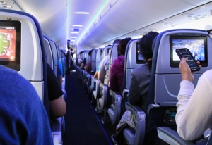 O pasageră care a făcut scandal la bordul unui avion a fost lipită de scaun cu bandă adezivă. Femeia a atacat și amenințat membrii echipajului
