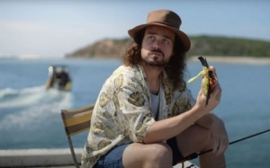 O reclamă în care un bărbat apare mâncând un sandvici cu liliac e anchetată în Australia