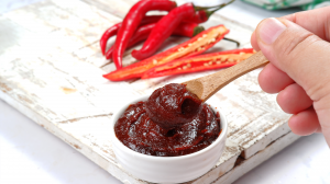 Oferă un gust intens și un plus de sănătate preparatelor tale cu Gochujang, un ingredient preferat de bucătarii coreeni