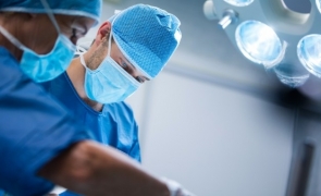 Operație în premieră: medicii militari ucraineni au scos o grenadă neexplodată din corpul unui soldat - FOTO