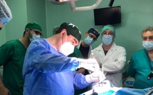 Operaţie pe creier unică în România, realizată de un robot. „Un real succes!