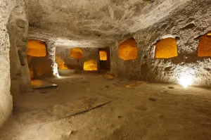 Orașul subteran descoperit de un bărbat după ce a spart peretele casei: are tuneluri, biserici și putea adăposti 2.000 de oameni
