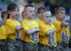 Oroarea din Ucraina despre care presa internațională nu vorbește: copiii-soldați antrenați pe modelul ISIS!