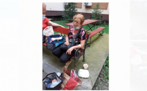 E jale la Ploieşti. Pacienţii testaţi pozitiv cu SARS-CoV-2, ţinuţi pe bancă în faţa spitalului.
