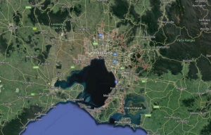 Panică la Melbourne. Un bărbat și-a incendiat mașina și a înjunghiat trecătorii de pe stradă