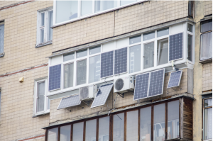 Panouri fotovoltaice pe balcon. Cât te costă și cât economisești la factura de energie, dar și ce obligații ai ca să nu provoci un incendiu
