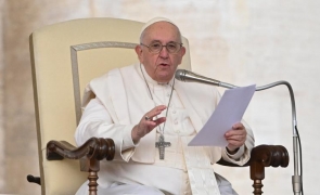 Papa Francisc sodomizează religia catolică: 
