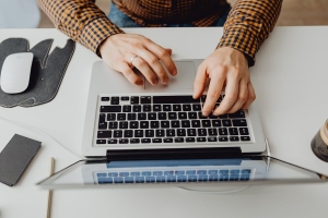 Pentru un business online, ce asigurări chiar contează în 2026? (cyber, răspundere civilă, marfă) - ghid actualizat pentru antreprenorii din 2026