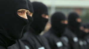 Percheziţii de amploare în mai multe judeţe, vineri dimineaţa. Ce caută mascaţii