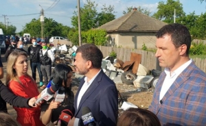 Peste 200 de poliţişti jandarmi si comisari ai Gărzii de Mediu au facut descinderi la firme care depozitează şi ard ilegal deşeuri în Săruleşti