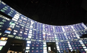 Peste 7,5 milioane de români au ajuns, fără să știe, jucători la bursă