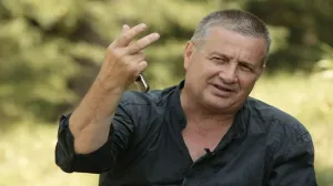 Poezia lui Mircea Dinescu despre drona de la Constanța: Nicușor e angajat ca fraier să strige din pătuțul lui: vin rușii!