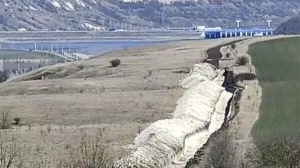 Polițiștii de frontieră ucraineni sapă tranșee la granița cu Moldova