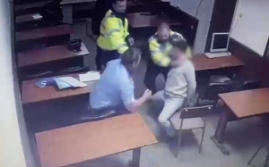 Poliţiştii-torţionari de la Secţia 16 filmaţi în timp ce strâng de gât un bărbat în timpul unui interogatoriu