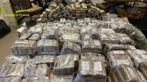 Poliţia italiană anunţă confiscarea a 2,6 tone de cocaină în Oceanul Atlantic, cu o valoare de aproximativ 500 de milioane de euro
