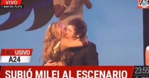 Președintele argentinian Javier Milei într-un sărut pasional cu iubita actriță chiar pe scena noului ei spectacol