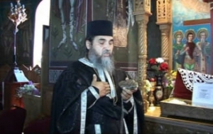 Preotul homosexual, victimă și agresor. Șantajat de opt bărbați cu o filmare compromițătoare, trimis în judecată pentru viol