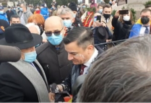 Primarul Mihai Chirica stropit cu iaurt la protestul din Piata Unirii la Iasi de Ziua Principatelor