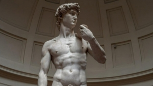 Profesoara concediată din cauza sculpturii David de Michelangelo, invitată la Florenţa. 