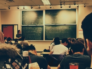 Profesor din Craiova i-a cerut unei eleve să dea testul la el acasă
