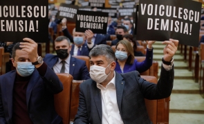 Protest în Parlament: Demisia ministrului Sănătății Vlad Voiculescu deruta de deputații și senatorii PSD