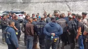 Protest violent la Piața Victoriei, între jandarmi și mineri: Persoane rănite, au intervenit salvatorii SMURD. Bolojan i-a refuzat pe ortaci
