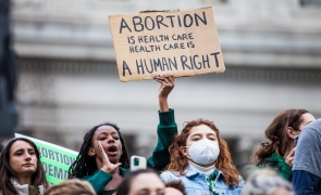 Proteste mamut în Boston și New York după interzicerea avorturilor în SUA:
