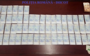 Proxenet prins când fugea în Dubai, după ce s-a filmat în timp ce aduna banii cu mătura: