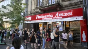 Războiul cu neomarxismul: Nea Mihai a reacționat după scandalul merdenelelor - Sute de persoane au stat la coadă la Patiseria Amzei
