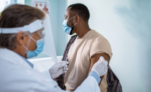 Rapelul generează multe reacţii adverse. Zeci de probleme cu vaccinul Pfizer, niciuna cu serul Moderna