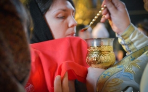Regulile în cazul slujbelor religioase au fost relaxate. Linguriţa de împărtăşanie, dezinfectată după fiecare credincios