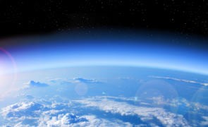 Revine psihoza de masa cu gaura din stratul de ozon. Pe langa carbon si flatulenta vacilor, acum aruncam si frigiderele si aerul conditionat sau deodorantele