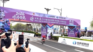 Roboții umanoizi întrec oamenii în semimaratonul de la Beijing. Peste 100 de roboți au concurat, evoluție uriașă față de anul trecut