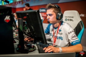 Român campion la Counter Strike mort în Rusia după ce a căzut de la etajul 9. Mama lui