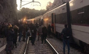 Român rănit în accidentul feroviar de lângă Barcelona. Două trenuri s-au ciocnit