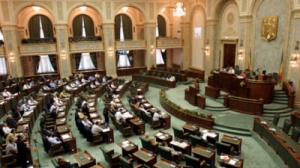 Românii ar putea deține câte arme vor: Ce prevede legea adoptată de Senat fără dezbatere