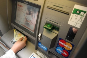 Românii pot rămâne fără banii din cont după retragerile de la bancomat. Un nou dispozitiv fraudulos face ravagii