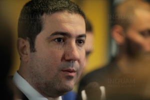 Rovana Plumb vrea sa puna, ilegal, la Aeroporturi Bucuresti un cercetat penal. Gabriel Stoe, devalizatorul companiei, revine in centrul atentiei!