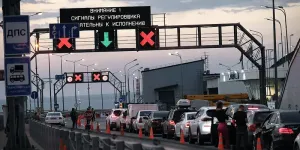 Rușii fug din Crimeea. Mii de mașini blocate la Podul Kerci, în timp ce atacurile ucrainene lovesc peninsula
