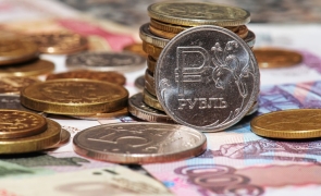 Rubla rusească înflorește și urcă la maximul ultimilor 7 ani față de dolar