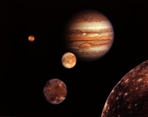 Saturn detronează Jupiter, descoperindu-se că are mai mulți sateliți