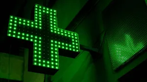 Scene de groază la o farmacie din București: Un bărbat înjunghiat a intrat să ceară disperat ajutorul farmacistelor