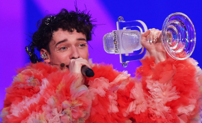 Semn rău pentru Eurovisionul Diversității: Câştigătorul Nemo a spart premiul la scurt timp după ce i-a fost înmânat