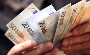 Semne că banii nu vor mai fi la fel după încetarea războiului: Rezervele valutare mondiale scad într-un ritm record