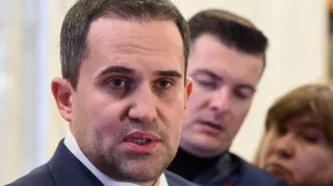 Semne de întrebare în CV-ul ministrului Transporturilor. Explicațiile oferite după acuzația că ar fi mințit în privința studiilor
