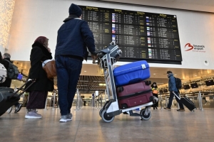 Sondaj după anuntarea masurilor de austeritate ale lui Bolojan: 500.000 de români vor să emigreze în următorul an. In schimb ne umplem de imigranti

