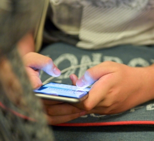 Studiu în România: părinții cred că cel mai mare pericol pentru copii îl reprezintă folosirea excesivă a tehnologiei și a internetului